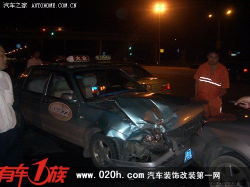 酒驾肇事再发生 面包车撞2人又撞4车！ 