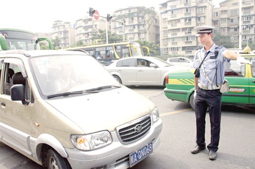 下月起 成都严惩八种路面造堵违法行为 