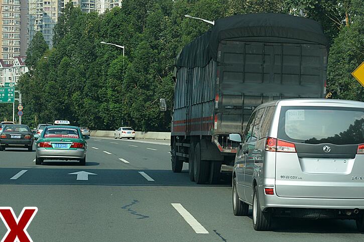 开车怎么远离大货车？开车远离大货车的技巧